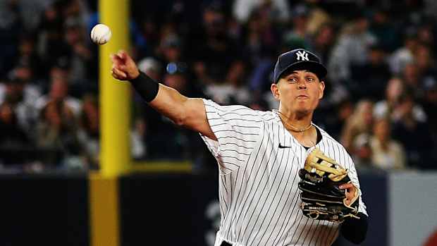 Yankees shortstop Gio Urshela fielding